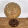 Globo terráqueo antiguo con relieve (c.1920)
