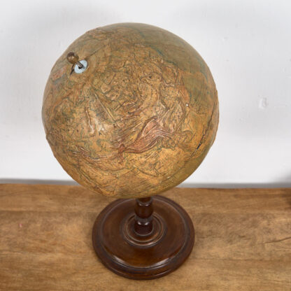 Globo terráqueo antiguo con relieve (c.1920)