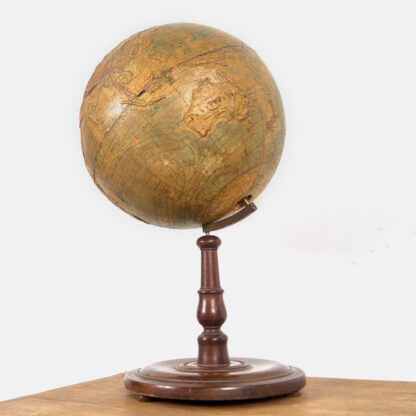 Globo terráqueo antiguo con relieve (c.1920)