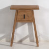Mesa de noche de madera antigua de forma triangular