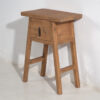Mesa de noche de madera antigua de forma triangular