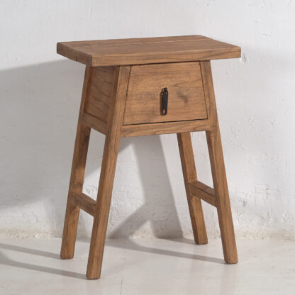 Mesa de noche de madera antigua de forma triangular