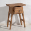 Mesa de noche de madera antigua de forma triangular