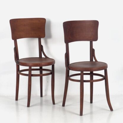 Conjunto de sillas Thonet antiguas de madera maciza ( (c.1900). Conjunto de 2 piezas