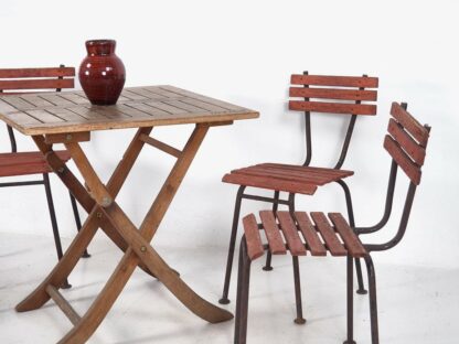 Conjunto de mesa y sillas para exterior (c. 1900). Conjunto de 5 piezas