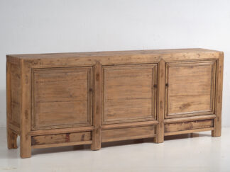 Aparador antiguo de madera con tres puertas (c.1920)