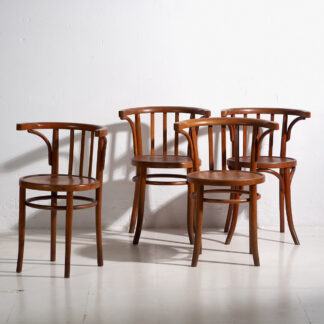 Chaises Thonet avec accoudoirs (vers 1900).
Ensemble de 4 pièces #17