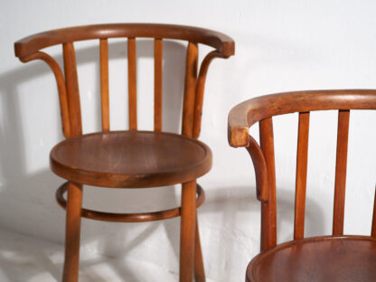 Chaises Thonet avec accoudoirs (vers 1900).
Ensemble de 4 pièces #17