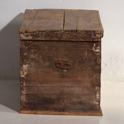 Antique country style storage trunk (c.1920) #48