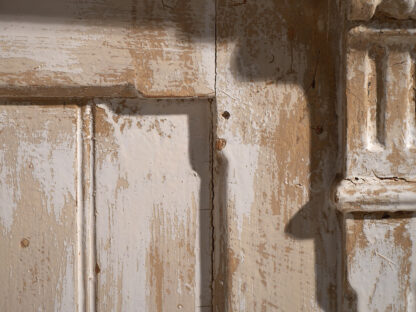 Ancienne armoire de cuisine blanche (vers 1920)