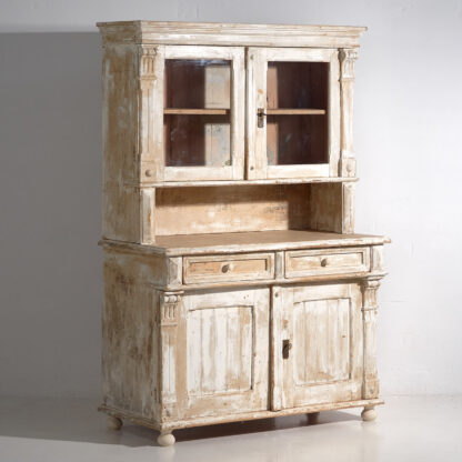 Ancienne armoire de cuisine blanche (vers 1920)