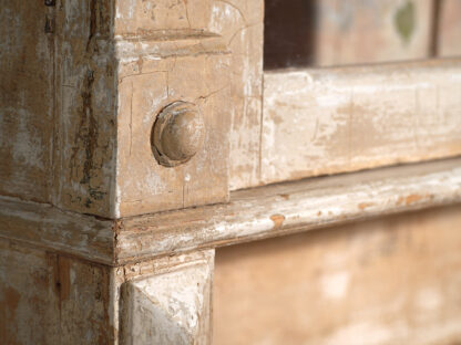 Ancienne armoire de cuisine blanche (vers 1920)