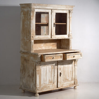 Ancienne armoire de cuisine blanche (vers 1920)