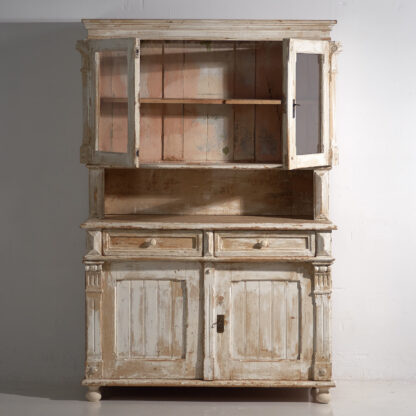 Ancienne armoire de cuisine blanche (vers 1920)