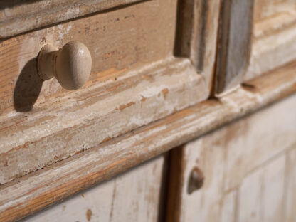 Ancienne armoire de cuisine blanche (vers 1920)