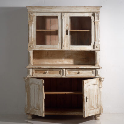 Ancienne armoire de cuisine blanche (vers 1920)