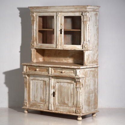 Ancienne armoire de cuisine blanche (vers 1920)