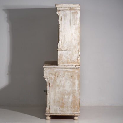 Ancienne armoire de cuisine blanche (vers 1920)