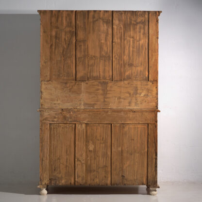 Ancienne armoire de cuisine blanche (vers 1920)