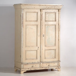 Ancienne armoire à patine blanc-crème (vers 1920)