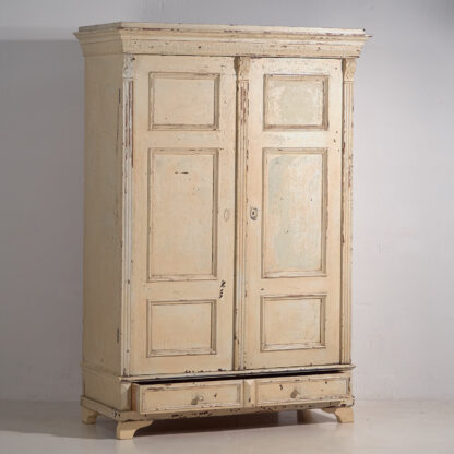 Ancienne armoire à patine blanc-crème (vers 1920)