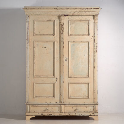 Ancienne armoire à patine blanc-crème (vers 1920)