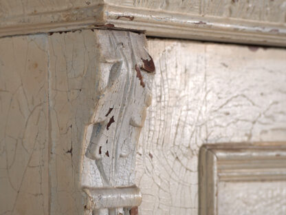 Ancienne armoire à patine blanc-crème (vers 1920)