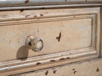 Ancienne armoire à patine blanc-crème (vers 1920)