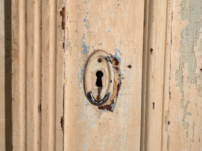 Ancienne armoire à patine blanc-crème (vers 1920)