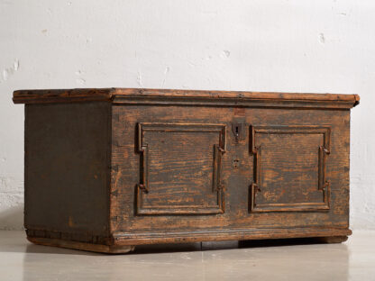 Antique wooden trunk with pearl gray patina (c.1920)