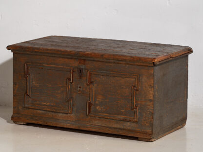 Antique wooden trunk with pearl gray patina (c.1920)