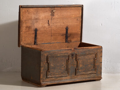 Antique wooden trunk with pearl gray patina (c.1920)