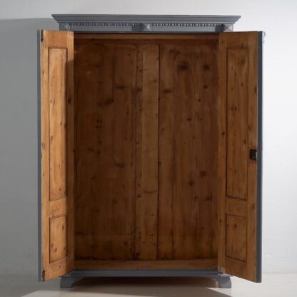 Ancienne armoire grise (vers 1920)