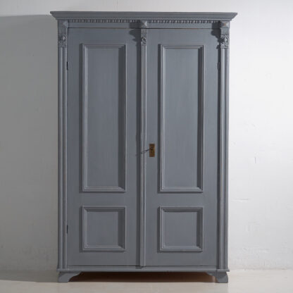 Ancienne armoire grise (vers 1920)