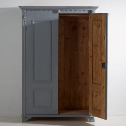 Ancienne armoire grise (vers 1920)