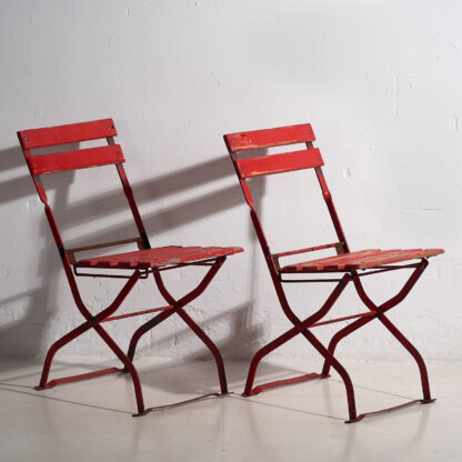 Anciennes chaises pliantes rouges d'extérieur (c.1920).
Ensemble de 2 pièces #28