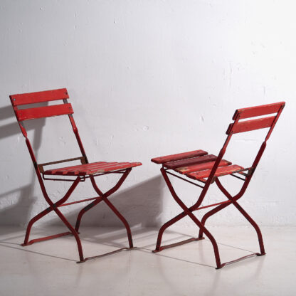 Anciennes chaises pliantes rouges d'extérieur (c.1920).
Ensemble de 2 pièces #28