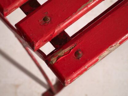 Anciennes chaises pliantes rouges d'extérieur (c.1920).
Ensemble de 2 pièces #28