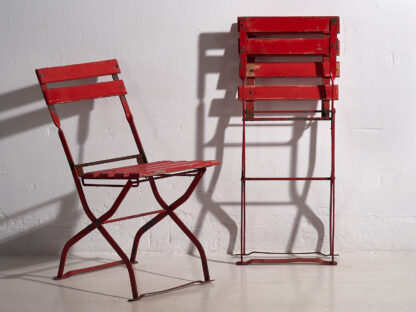 Anciennes chaises pliantes rouges d'extérieur (c.1920).
Ensemble de 2 pièces #28