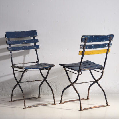 Anciennes chaises pliantes de jardin en bleu marine (c.1920).
Ensemble de 2 pièces #34