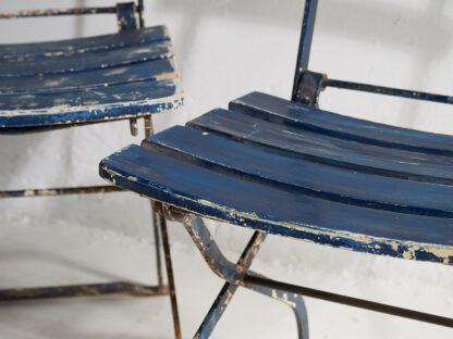 Anciennes chaises pliantes de jardin en bleu marine (c.1920).
Ensemble de 2 pièces #34