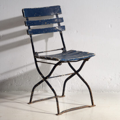 Anciennes chaises pliantes de jardin en bleu marine (c.1920).
Ensemble de 2 pièces #34