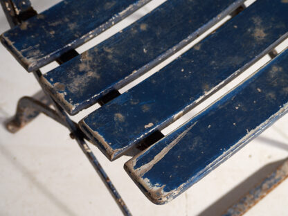 Anciennes chaises pliantes de jardin en bleu marine (c.1920).
Ensemble de 2 pièces #34