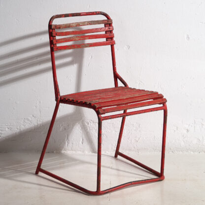 Anciennes chaises de jardin rouges (c.1920).
Ensemble de 4 pièces #37