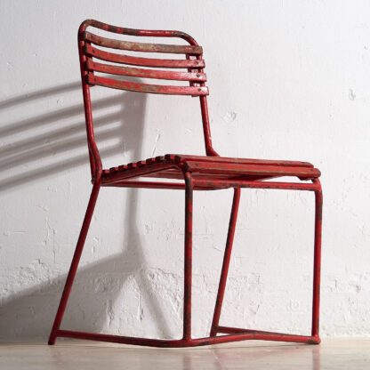 Anciennes chaises de jardin rouges (c.1920).
Ensemble de 4 pièces #37