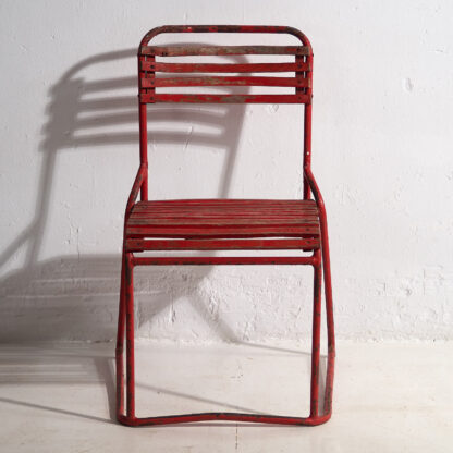 Anciennes chaises de jardin rouges (c.1920).
Ensemble de 4 pièces #37