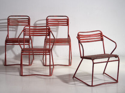 Anciennes chaises de jardin rouges (c.1920).
Ensemble de 4 pièces #37