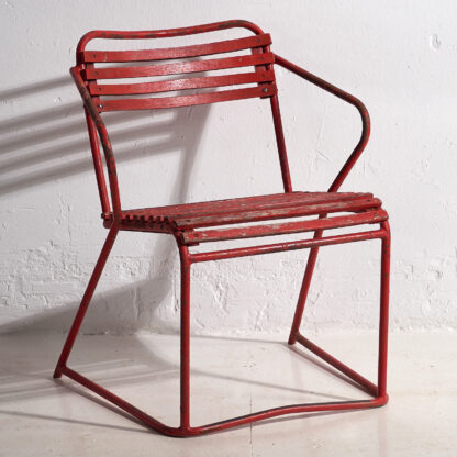 Anciennes chaises de jardin rouges (c.1920).
Ensemble de 4 pièces #37