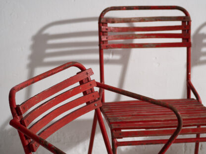 Anciennes chaises de jardin rouges (c.1920).
Ensemble de 4 pièces #37