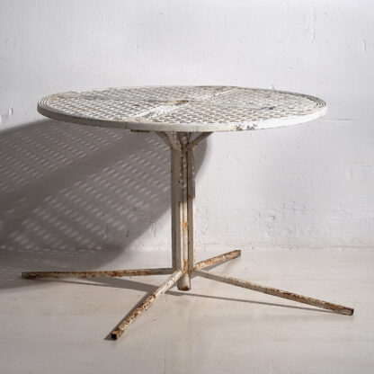 Ancienne table ronde d'extérieur blanche (c.1930)